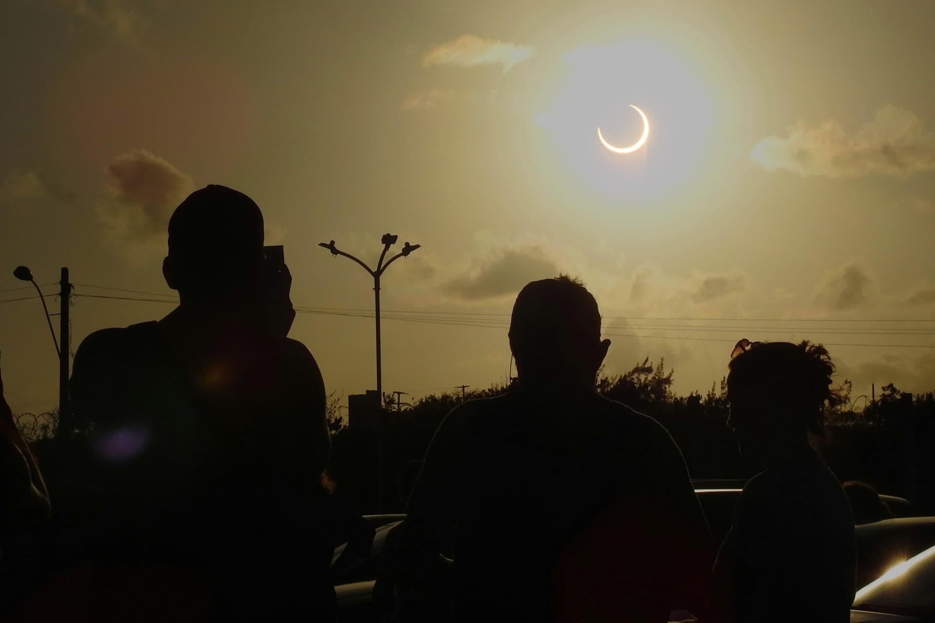 Cómo disfrutar del eclipse solar sin dañar la vista: seis consejos oftalmológicos clave